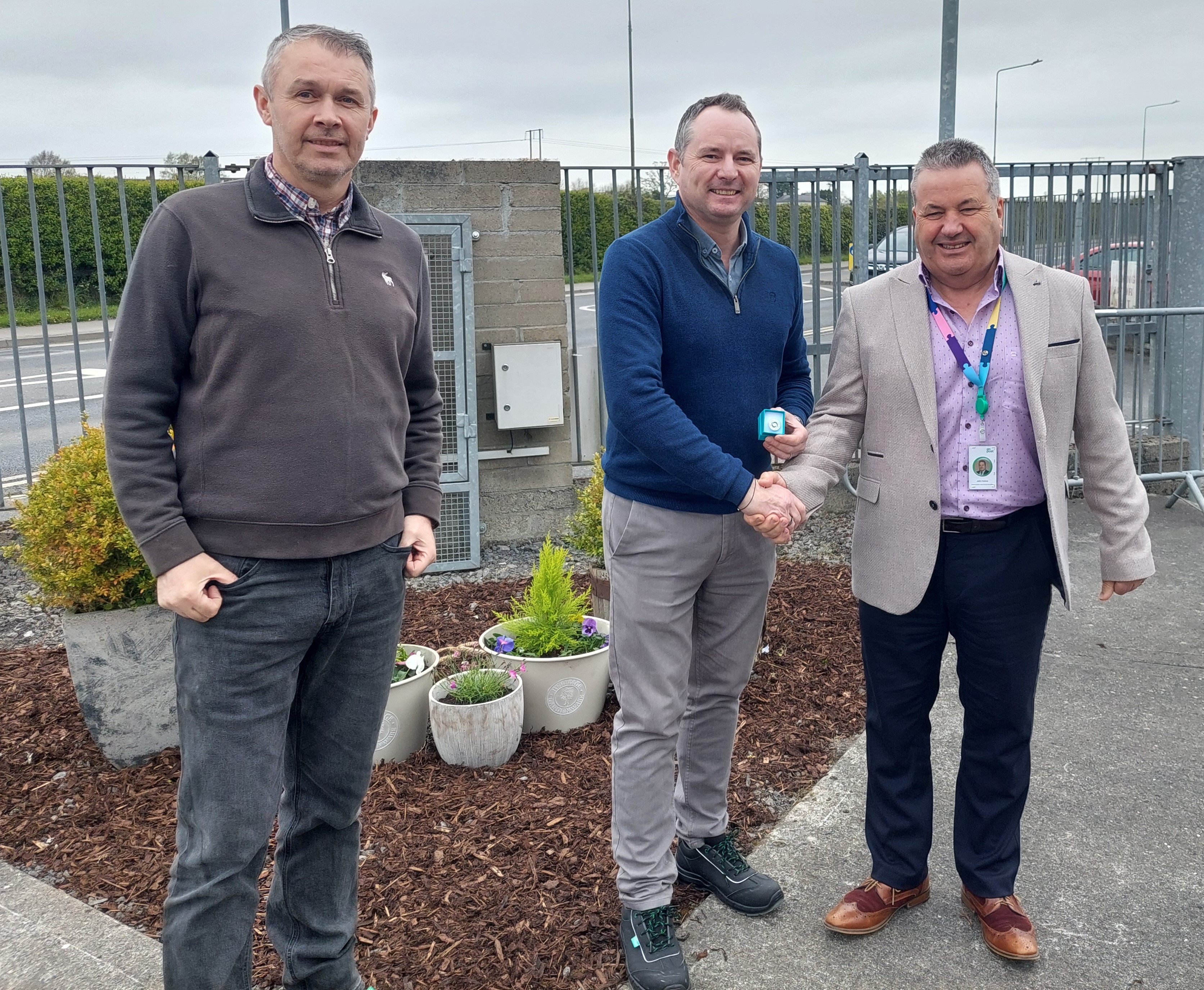 Robert is presented with his VIP Award by John Kehoe (right), Head of Final Mile Operations